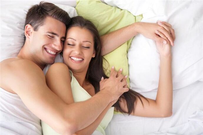 щастлива двойка в леглото